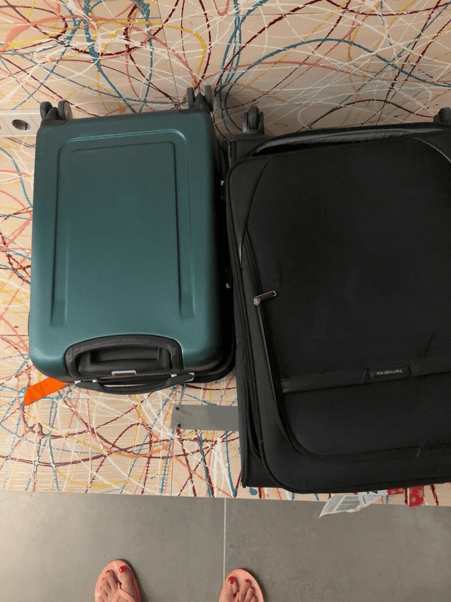 2 samsonite suitcase.