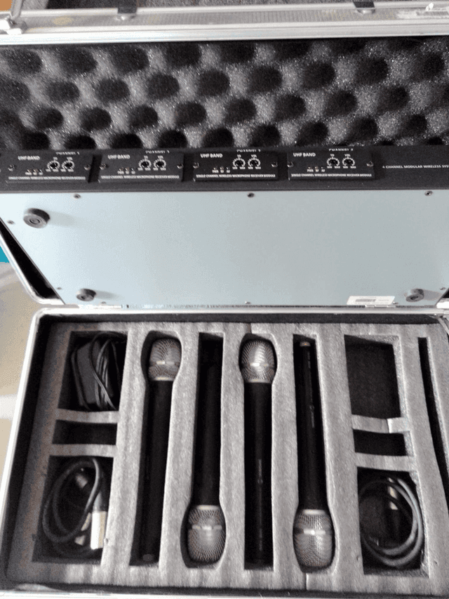 Professional microphone set in flight case with wireless receiver