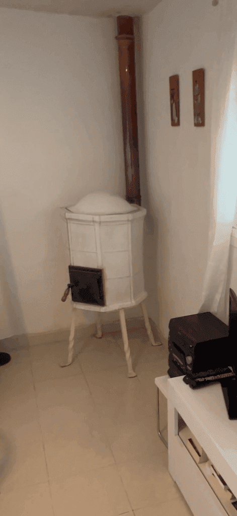 Freestanding ceramic wood-burning stove / Ceramic wood-burning stove