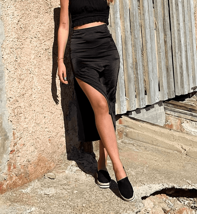 falda negra de satén