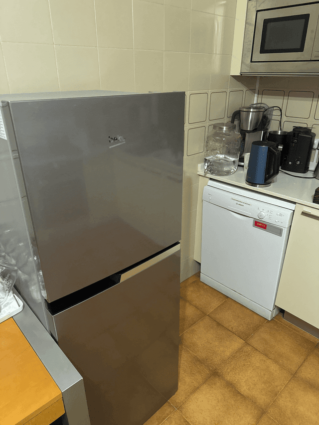 Small Beko refrigerator/freezer (RDNT231I30XBN)
