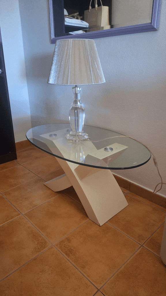 Mesa y lampara de diseño