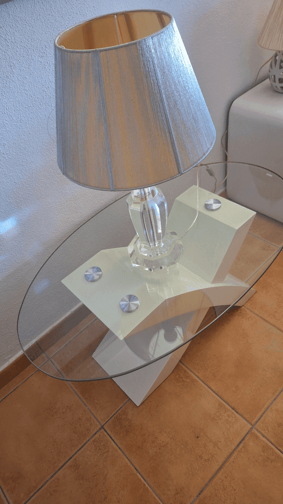 Mesa y lampara de diseño